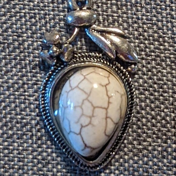 White lined stone drop statement necklace in silver or silvertone - Picture 10 of 12